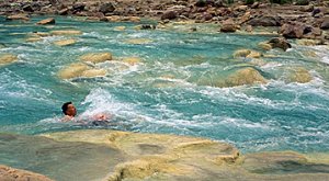 Koupani v modre vode